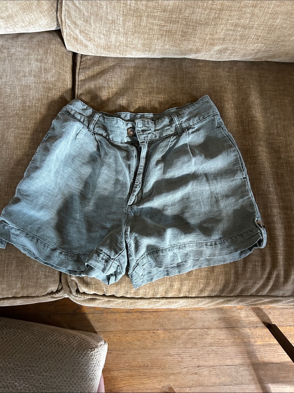 Nicole Miller Women’s Lightweight Sage Green Summer Shorts size 6